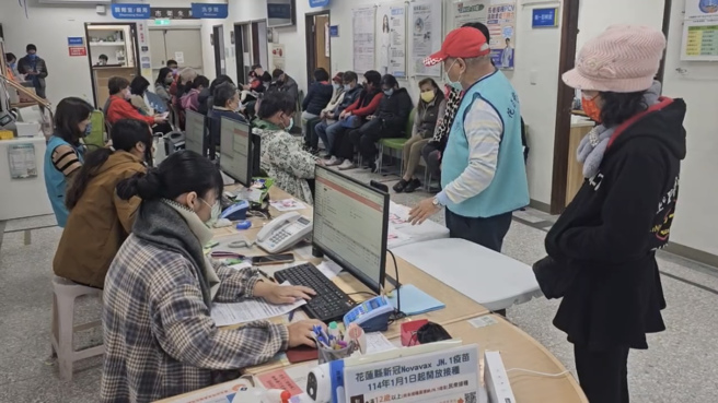 今早13鄉鎮市衛生所出現施打感冒疫苗人潮，到中午庫存量約剩1千餘劑。圖為縣衛生局等候施打狀況。（民眾提供／王志偉花蓮傳真）