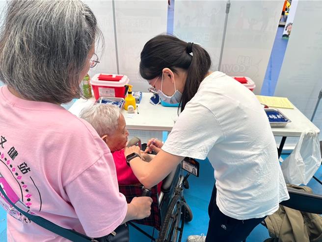 今早13鄉鎮市衛生所出現施打感冒疫苗人潮，到中午庫存量約剩1千餘劑。（民眾提供／王志偉花蓮傳真）