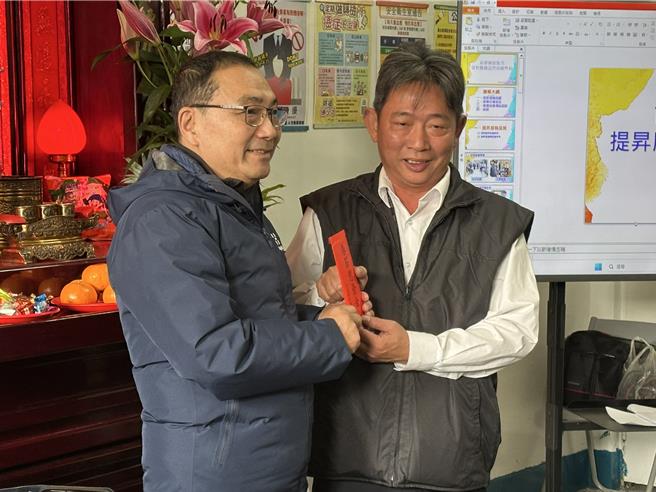 侯友宜致赠加菜金。（高钧麟摄）