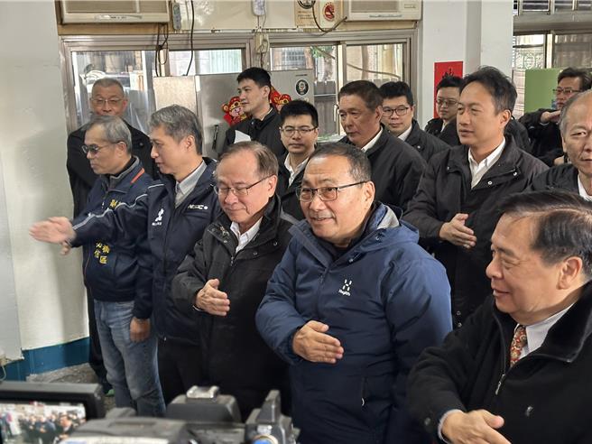 侯友宜与台北客运董事长李博文一同示范「指差确认」。（高钧麟摄）