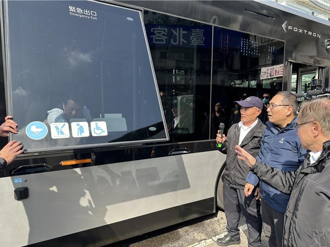 侯友宜检视公车逃生设施。（高钧麟摄）