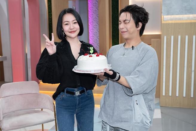 小S（左）因為大S的鼓勵，重返主持圈。（翻攝《小姐不熙娣》臉書）