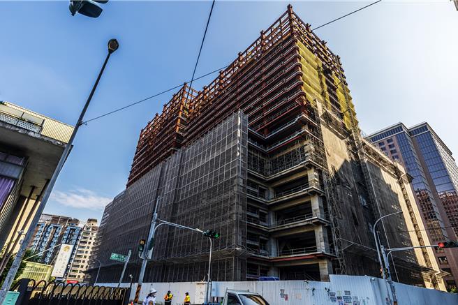 丰邑建设「丰采520」建案被勒令停工长达1年9个月，专案小组严格监督丰邑抢险计画，要求提拨1亿元邻损担保金等4项安全决议，确认丰邑已落实，县府在1月24日原则同意復工。（罗浚滨摄）