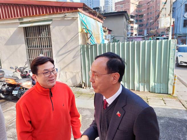 国民党主席朱立伦今（4）日至国民党新北市党部团拜，被视为2026年国民党新北市长热门候选人之一的新北市副市长刘和然（左）在楼下迎接。（陈慰慈摄）