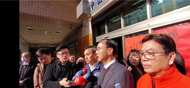 国民党主席朱立伦今（4）日至国民党新北市党部团拜，被视为2026年国民党新北市长热门候选人之一的新北市副市长刘和然（右）受访紧黏。（陈慰慈摄）