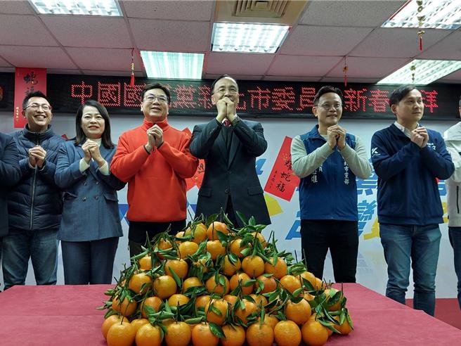 国民党主席朱立伦（右三）今（4）日至国民党新北市党部团拜，被视为2026年国民党新北市长热门候选人之一的新北市副市长刘和然（左三）也出席。（陈慰慈摄）