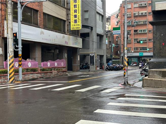 新竹市三民国中位于市区狭窄路段，上下学时段易交通壅塞，新竹市政府获中央补助搭配自筹市款，挹注经费823万元，推动改善通学步道工程。（新竹市政府提供／王惠慧新竹传真）