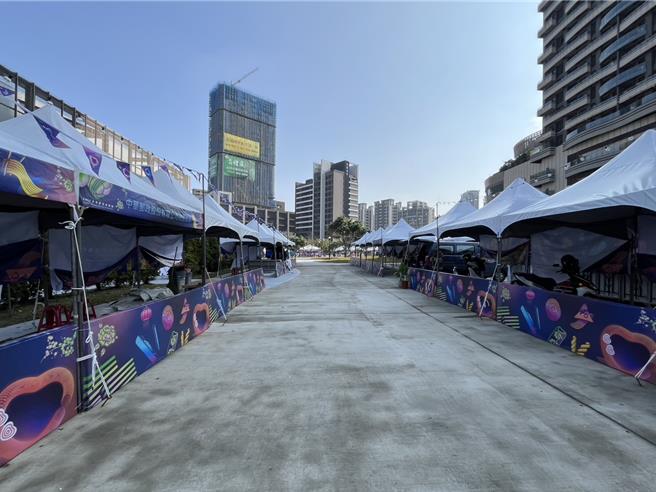 桃市经发局强调，已在1月24日公告，除经合法许可办理展售活动者外，禁止于灯区周边区域擅自设置摊贩集中区。(吕筱蝉摄)
