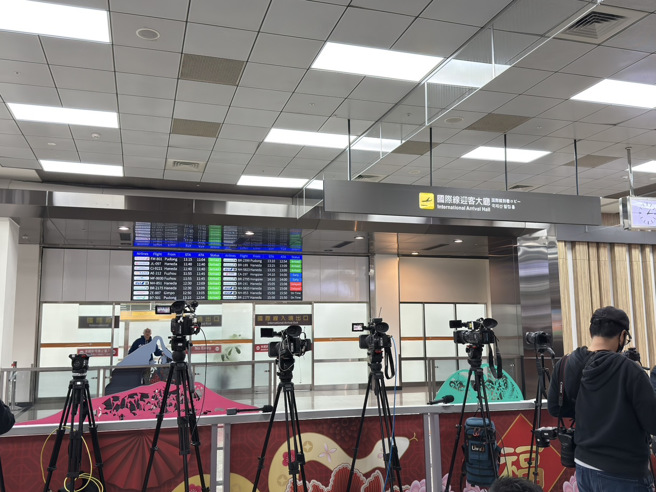 松山机场驻进大批媒体守候。（图／池宗玲摄）