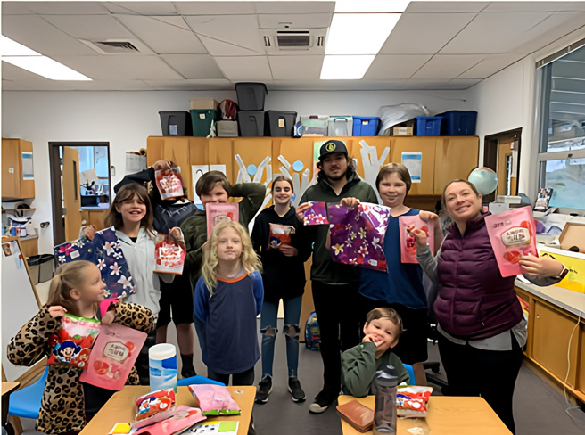 国外姊妹校收到台湾学校寄送的文化包裹。(照片/教育部提供)