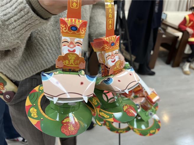 基隆市政府文观局今年推出「蛇来运转」小提灯，自8日下午起免费发放给民眾。（张志康摄）