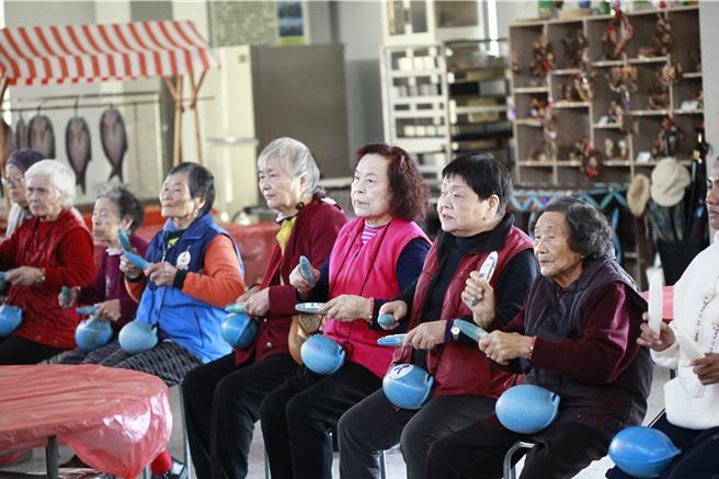 2025年2月4日苗栗縣／苗栗縣政府2006年推動「行動式老人文康休閒巡迴服務專車」，透過巡迴服務，將健康檢測、福利諮詢及休閒活動帶入偏遠地區縮短城鄉差距，提升長者的福利服務。（呂麗甄攝）