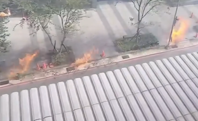 桃园整条水沟盖窜大火。（翻摄黄琼慧Threads）