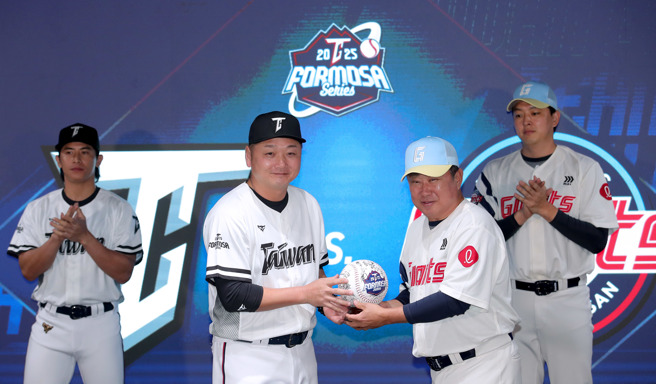 備戰世界棒球經典賽資格賽（WBCQ）的中華隊12、13日將在台北大巨蛋與韓職樂天巨人隊進行2場台韓國際交流賽，中華隊隊長陳傑憲（左起）、總教練曾豪駒、樂天巨人總教練金泰亨、投手金元中4日一同出席記者會，雙方並互贈全隊簽名球，宣傳賽事相關資訊。（黃世麒攝）