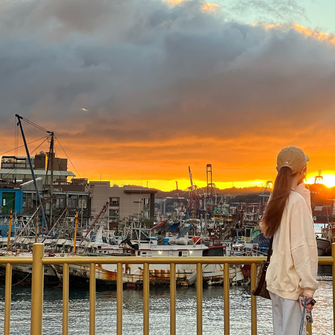 谢金燕晒出一张望着夕阳的背景照，似乎散发出对人生的无常与唏嘘。（图／谢金燕FB）