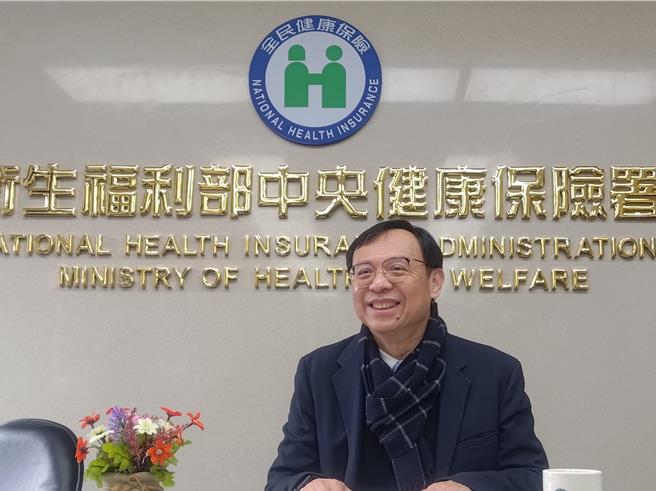 健保署長石崇良說明，今年起全台6區將實施「個別醫院前瞻式預算分區共管試辦計畫」。（王家瑜攝）