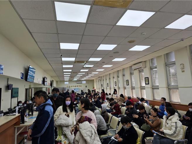 行政院中部联合服务中心年度业务经费变成7万元，执行长庄竞程忧心影响护照制作进度。（陈淑娥摄）