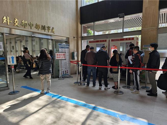 行政院中部联合服务中心年度业务经费变成7万元，执行长庄竞程忧心影响护照制作进度。（陈淑娥摄）