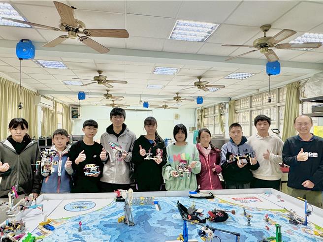 台中市溪南國中機器人社團10位學生，近日在「2024-2025 FIRST機器人台灣全國選拔賽」奪下冠軍，獲得4月代表台灣出征FLL國際公開賽資格。（潘虹恩攝）