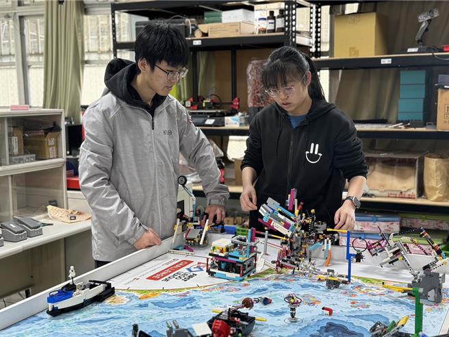 台中市溪南國中機器人社團10位學生，近日在「2024-2025 FIRST機器人台灣全國選拔賽」奪下冠軍，獲得4月代表台灣出征FLL國際公開賽資格。（潘虹恩攝）