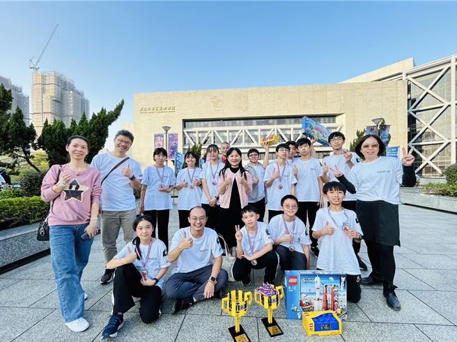 台中市溪南國中機器人社團10位學生，近日在「2024-2025 FIRST機器人台灣全國選拔賽」奪下冠軍，獲得4月代表台灣出征FLL國際公開賽資格。（溪南國中提供／潘虹恩台中傳真）