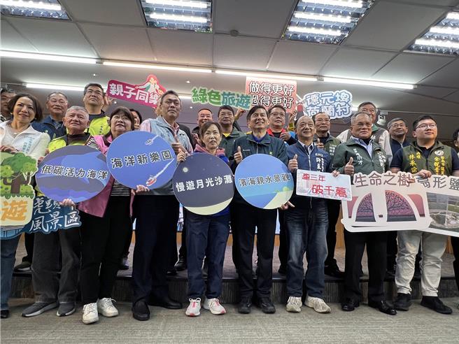 台南市政府觀光旅遊局長林國華4日開心宣布，今年春節9天連假的整體旅遊人次，連續第3天突破1000萬人次，整體旅宿業住用率也將近9成，成績十分亮眼。（洪榮志攝）