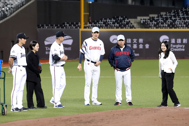 備戰世界棒球經典賽資格賽（WBCQ）的中華隊12、13日將在台北大巨蛋與韓職樂天巨人隊進行2場台韓國際交流賽，中華隊總教練曾豪駒（左三）、隊長陳傑憲（左一）於4日的記者會後，陪同樂天巨人總教練金泰亨（右二）、投手金元中（右三）一同進入台北大巨蛋了解場地。（黃世麒攝）