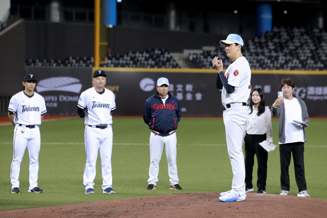 備戰世界棒球經典賽資格賽（WBCQ）的中華隊12、13日將在台北大巨蛋與韓職樂天巨人隊進行2場台韓國際交流賽，中華隊隊長陳傑憲（左起）、總教練曾豪駒於4日的記者會後，陪同樂天巨人總教練金泰亨、投手金元中一同進入台北大巨蛋，金元中踏上投手丘實際感受場地。（黃世麒攝）