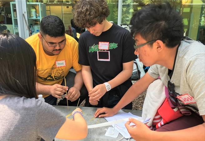 新北市2025年推出「國際創客頂尖人才培訓計畫」，將甄選25位創客學生前往美國參加全球最大創客盛會「Maker Faire Bay Area」。圖為先前板橋高中學生於舊金山創客展與國外學生互動交流。（新北市教育局提供）