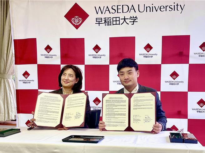 台北市青年局長殷瑋（右）與早稻田大學留學中心所長Maji Rhee（左），4日簽署「國際實習生計畫」備忘錄，早稻田大學未來將派實習生到台灣，與台北市的大學生合作，深入探討市政議題。（北市青年局提供／丁上程台北傳真）
