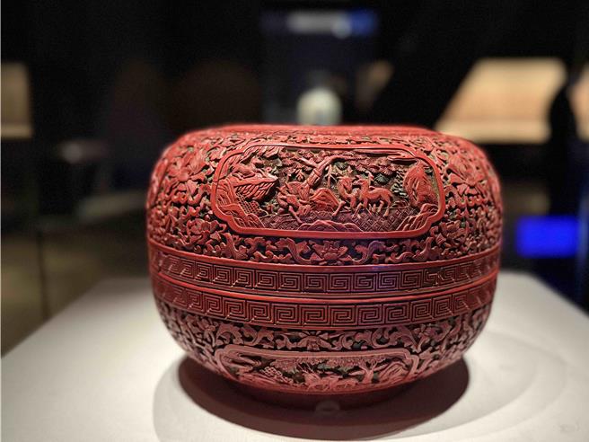 清〈剔彩八仙慶壽捧盒〉是以雕漆裝飾的捧盒。蓋面以八仙及南極仙翁為題，器身以仙鶴與鹿為材，顯現出濃濃的祝壽意象。(故宮南院提供／呂妍庭嘉義傳真)