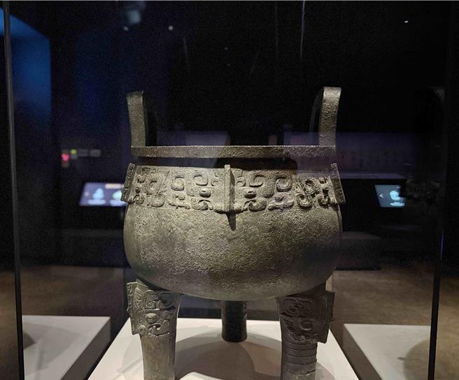 清〈肉形石〉輪休，商晚期〈嬰祖丁鼎〉正式登場，目前屹立於人氣國寶展廳中。(故宮南院提供／呂妍庭嘉義傳真)
