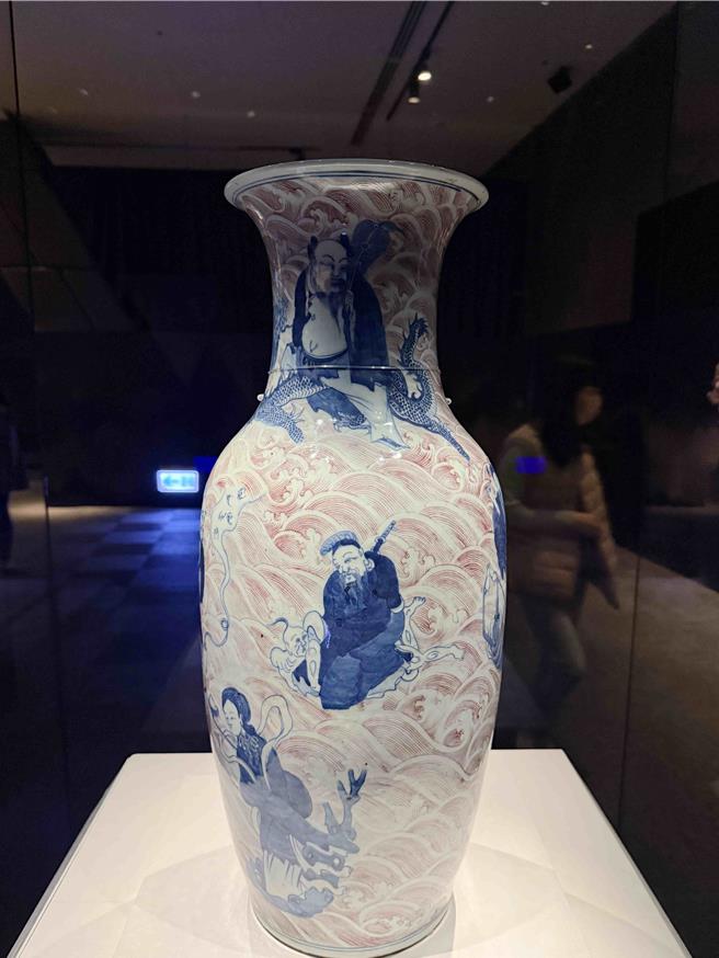 清〈青花釉裡紅八仙過海瓶〉用生動筆觸勾勒出八仙的神情與樣貌。(故宮南院提供／呂妍庭嘉義傳真)