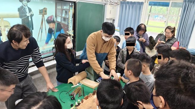 茂林国家风景区管理处委托的六龟在地团队「梓辰文创工作室」今日特别邀请工匠职人邱奕巽进驻新威国小，带领学童参与一场创意十足的木作工作坊。（茂管处提供／林雅惠高雄传真）