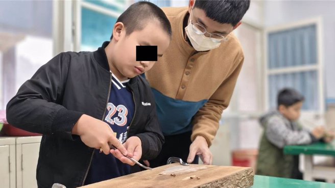 学童们亲自选择木料、进行量测、锯切、打磨与组装，从零开始制作属于自己的木制小物。（茂管处提供／林雅惠高雄传真）