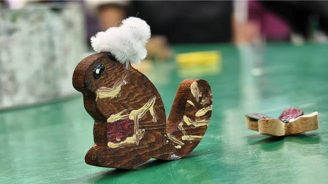 学童们亲自选择木料、进行量测、锯切、打磨与组装，从零开始制作属于自己的木制小物。（茂管处提供／林雅惠高雄传真）