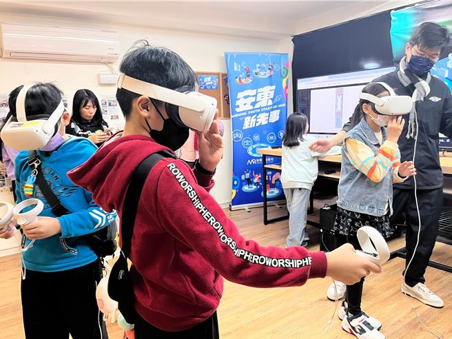 学童在桃园市安东青创基地体验创新VR技术，透过沉浸式互动，探索新兴技术魅力。（桃市青年局提供／吕筱蝉桃园传真）