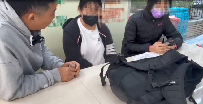 板橋警分局沙崙派出所近日破獲一起投資詐騙案，逮捕19歲吳姓車手，阻止被害人進一步財務損失。（圖 / 警方提供）