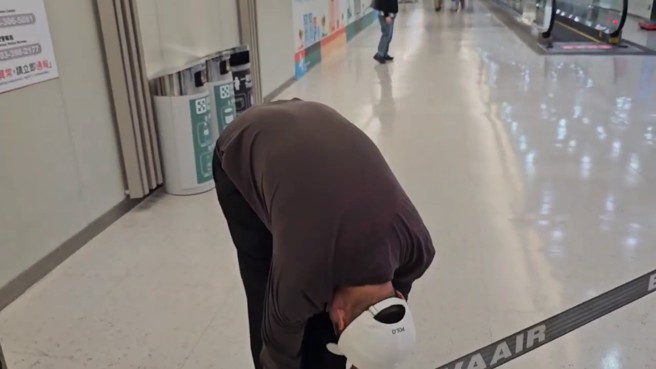 汪小菲向外界鞠躬，希望大家多说一点大S的好话。（图／翻摄画面）