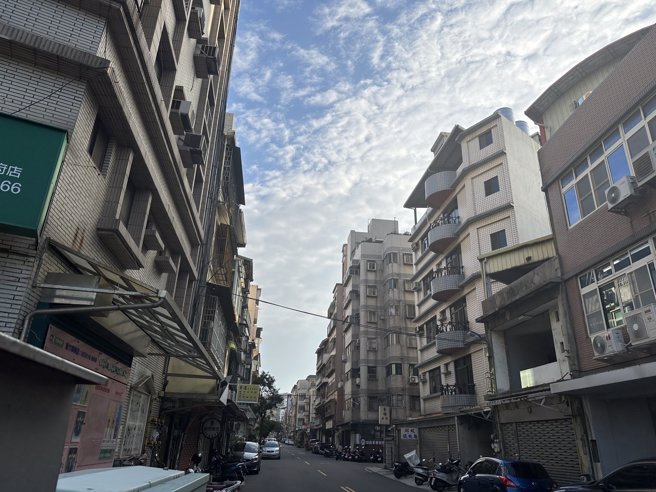 新竹市政府最新公告全市土地现值平均涨幅达5.06%，但火车站前旧城区因商业活动疲弱，地价考量实际利用情形适度调降。不过信义房屋专家指出，旧城区房价仍维持稳定，主要受惠于区位优势及刚性需求支撑。(图/信义房屋 提供)