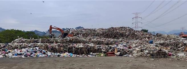 南投县政府去年3月移除9万吨、约5层楼高的草屯垃圾山，未料春节9天年假过后，草屯垃圾山重现。（民眾提供／杨静茹南投传真）