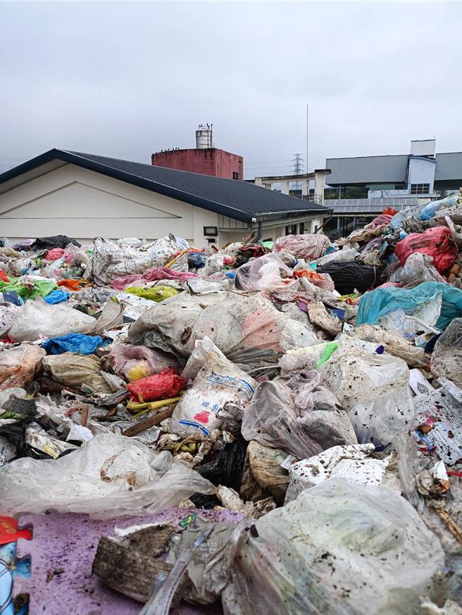 埔里镇没有垃圾暂置场，每周有一定量外运堆置，截至目前为止，埔里镇清洁队垃圾堆置量逾7000吨。（民眾提供／杨静茹南投传真）