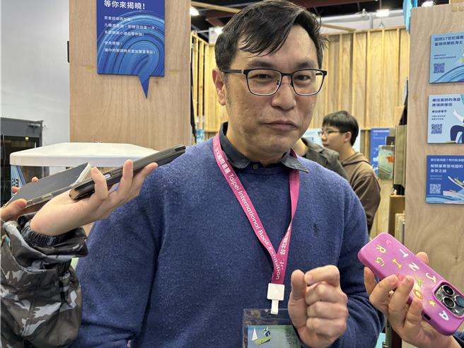 美国总统川普有意提高台湾晶片关税，中研院经济所长张俊仁表示，在实际措施尚未出炉前还要观察，主要影响可能会逼着台湾半导体产业必须到美国设厂。（林缙明摄）