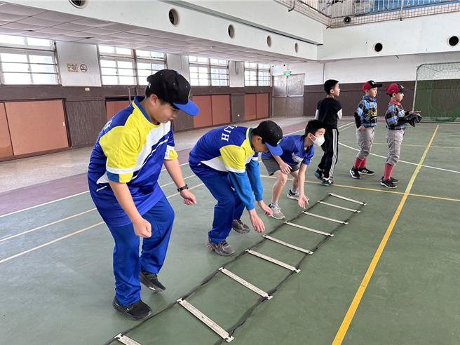 北海岸国小棒球体验营2月3日开训，学员在室内练习各种运动技巧，完成连续的比赛动作。（石门实验国中提供／张铠乙新北传真）