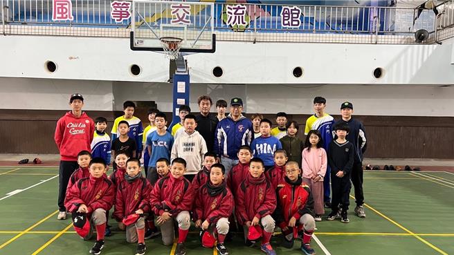 北海岸国小棒球体验营2月3日开训，学员在室内练习各种运动技巧，完成连续的比赛动作。（石门实验国中提供／张铠乙新北传真）