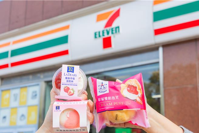 7-11草莓季甜点包括「昂舒巴黎草莓双馅泡芙」、「LADEARS优格草莓蛋糕杯」等。（7-11提供／朱世凯台北传真）