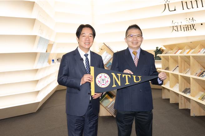 台大出版中心主任張俊哲（右）致贈台大三角旗予總統賴清德。（台大提供）