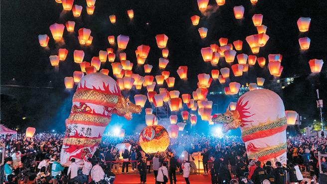元宵節盛事「新北市平溪天燈節」8日於平溪國中、12日十分廣場登場。（本報資料照片）