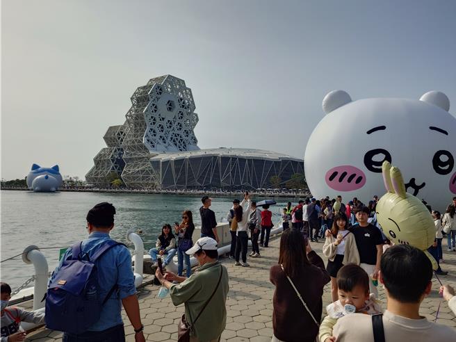 今年冬日游乐园联名吉伊卡哇，在春节初一至初五期间吸引超过320万人朝圣。（任义宇摄）