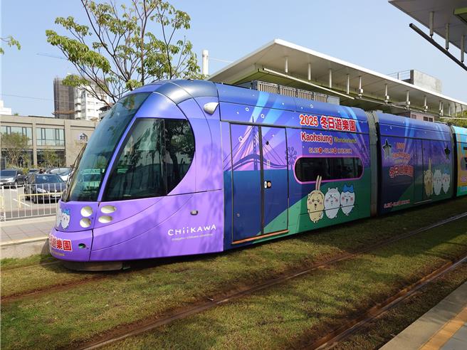高雄轻轨推出1列吉伊卡哇彩绘列车，吸引民眾抢搭朝圣。（任义宇摄）